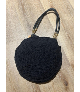 Borsa morbida Crochet fatto a mano, con manici intrecciati in ecopelle e dettagli in oro Dimensioni:  29 X 28 CM ( con manici H